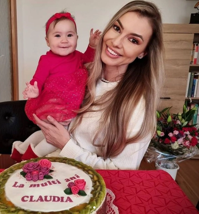 claudia neghina cu fetita ei in brate