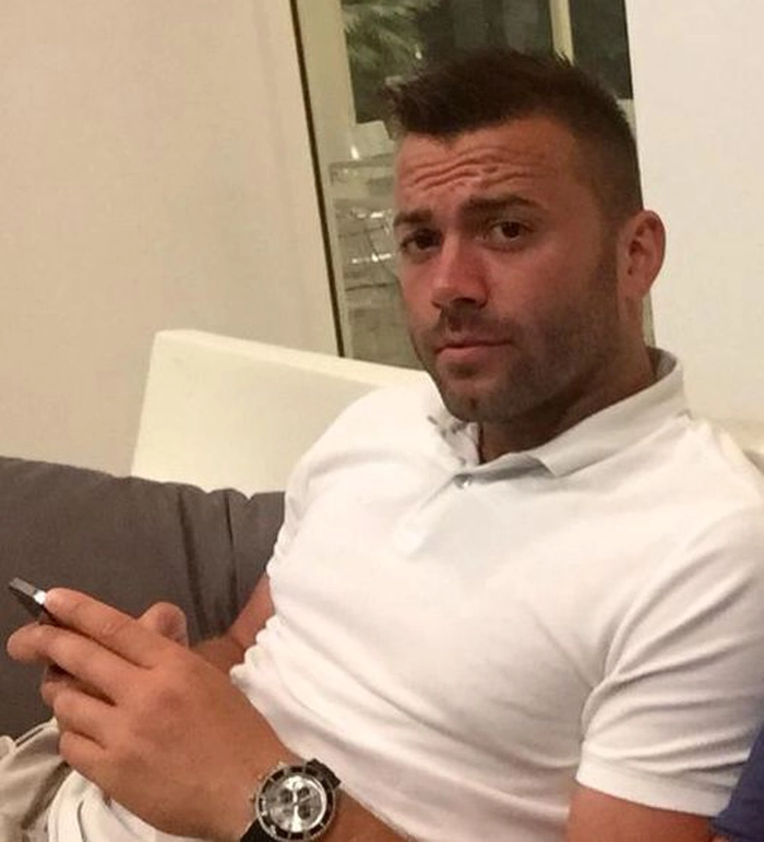 alexandru nedelcu cu telefonul in mana