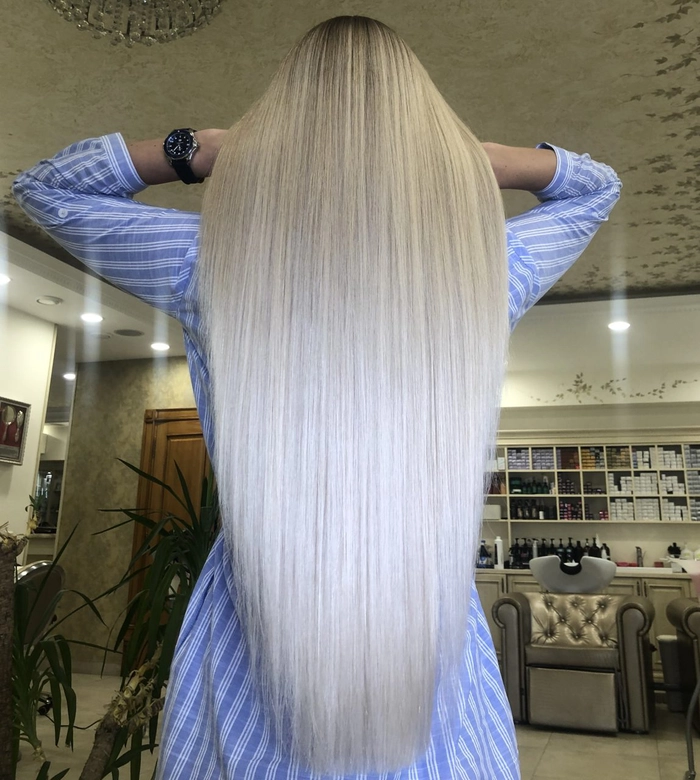 parul blond decolorat a unei femei