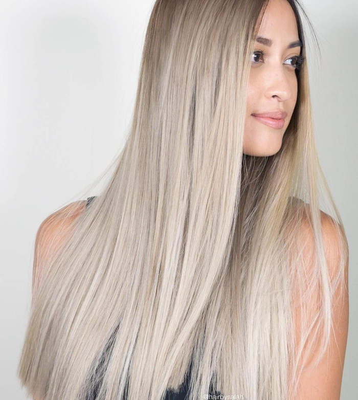 parul blond cenusiu al unei femei