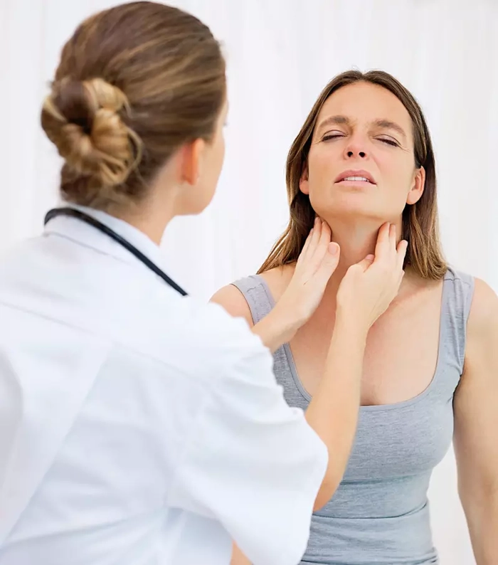 medic care verifica gatul unei femei