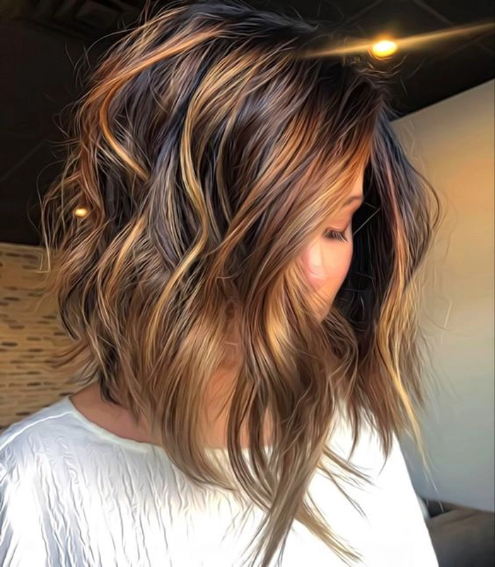 femeie cu suvite de culoare caramel