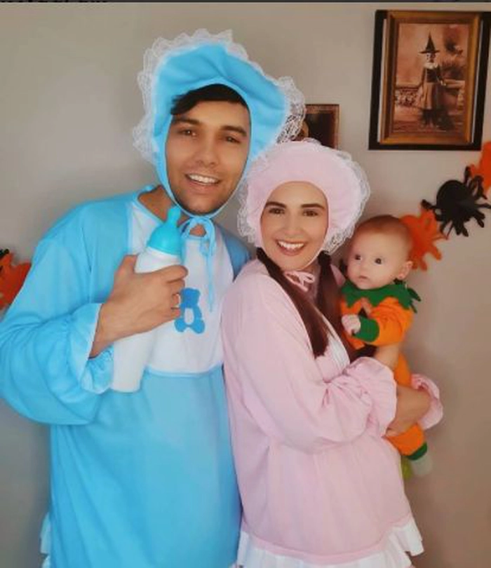 cocos christina alaturi de sotul alex si fetita carolina costumati de halloween