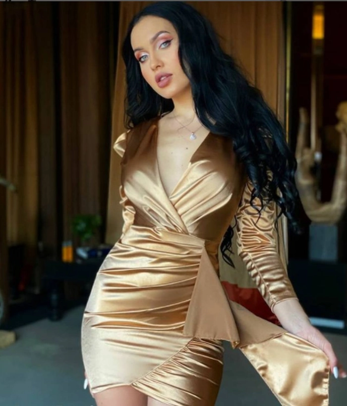 bianca comanici in rochie aurie