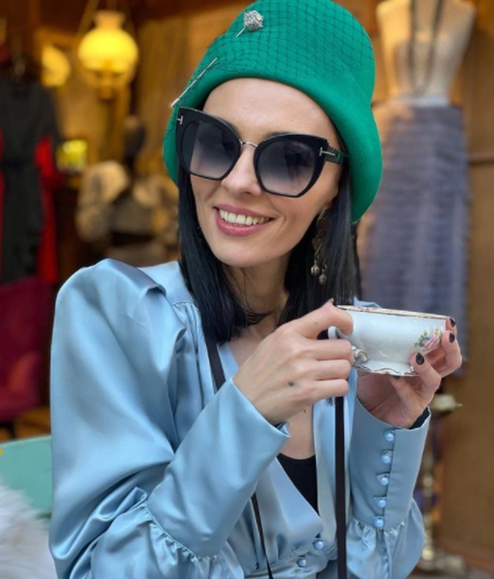 cosmina pasarin savurand o cafea pe terasa