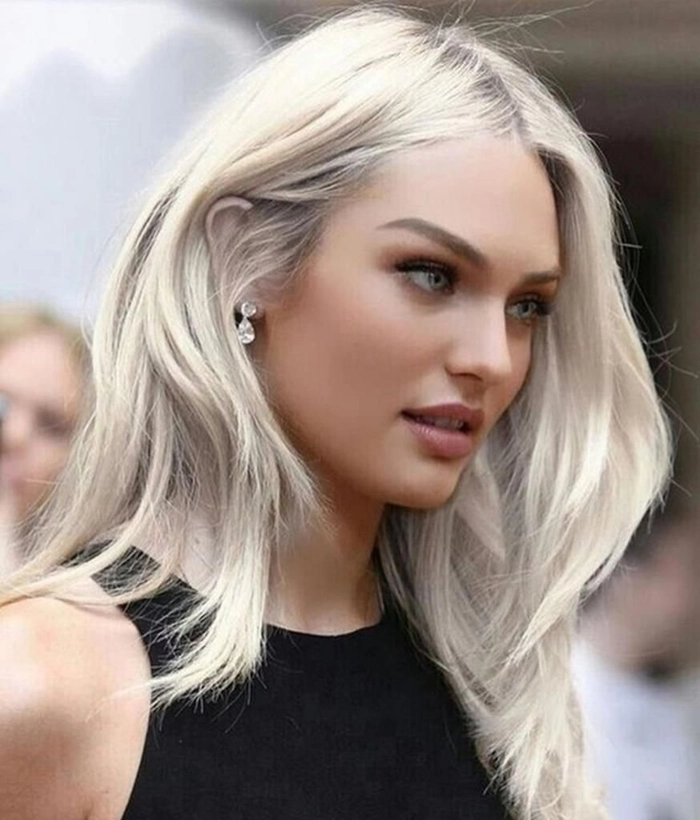 o femeie cu parul vopsit in blond cenusiu