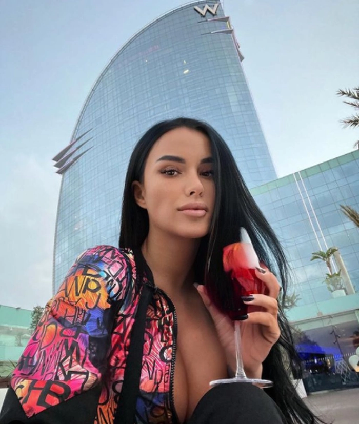 daniela crudu cu un pahar in mana in dubai