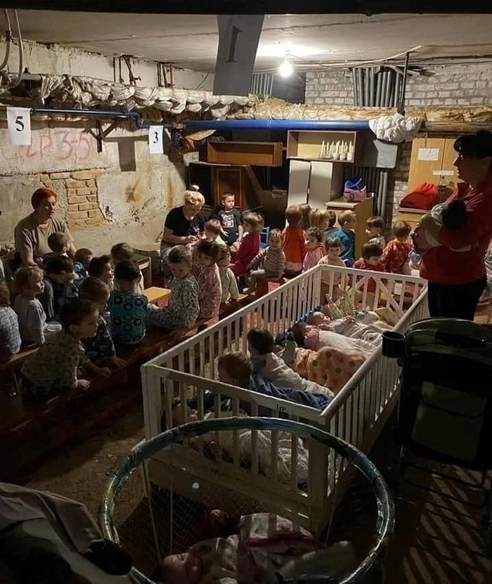  o camera plina cu persoane