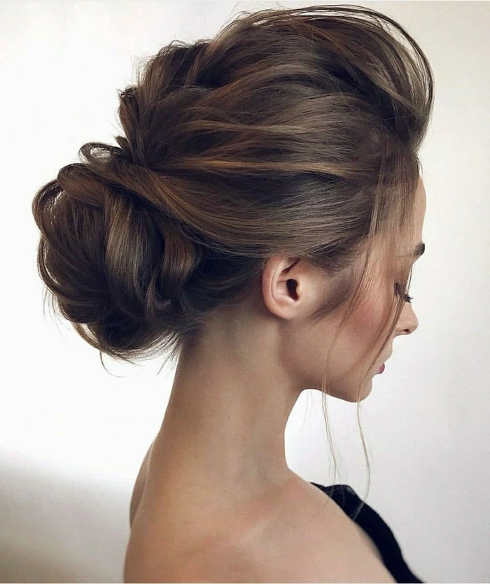 femeie cu par lung coafata