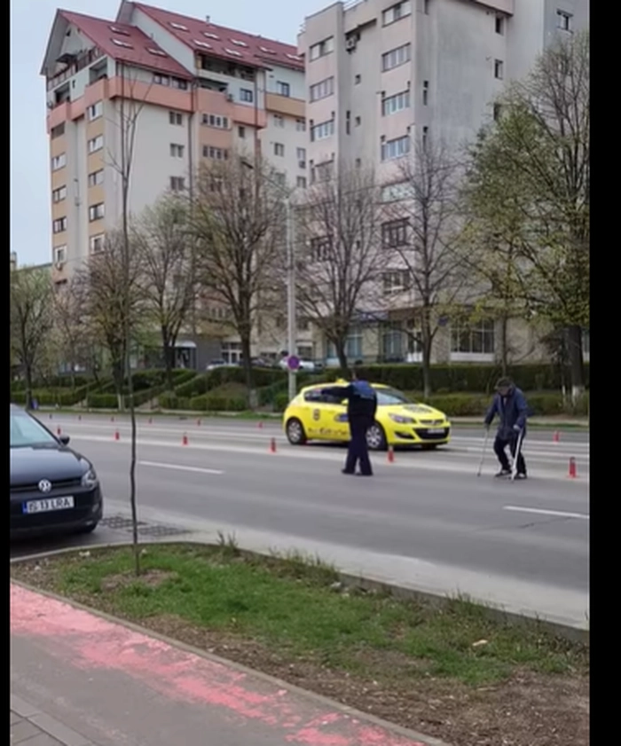  politist si persoana cu dizabilitati pe soseaua Nicolina