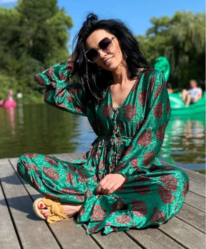 cosmina pasarin asezata langa un lac