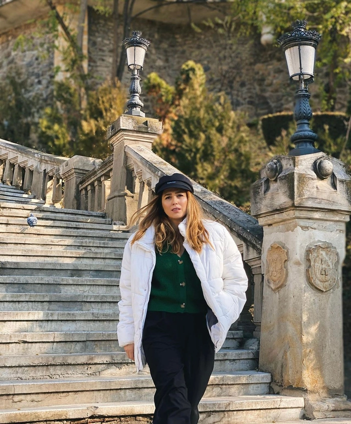 o poza cu Daniela Macsim la rapa galbena