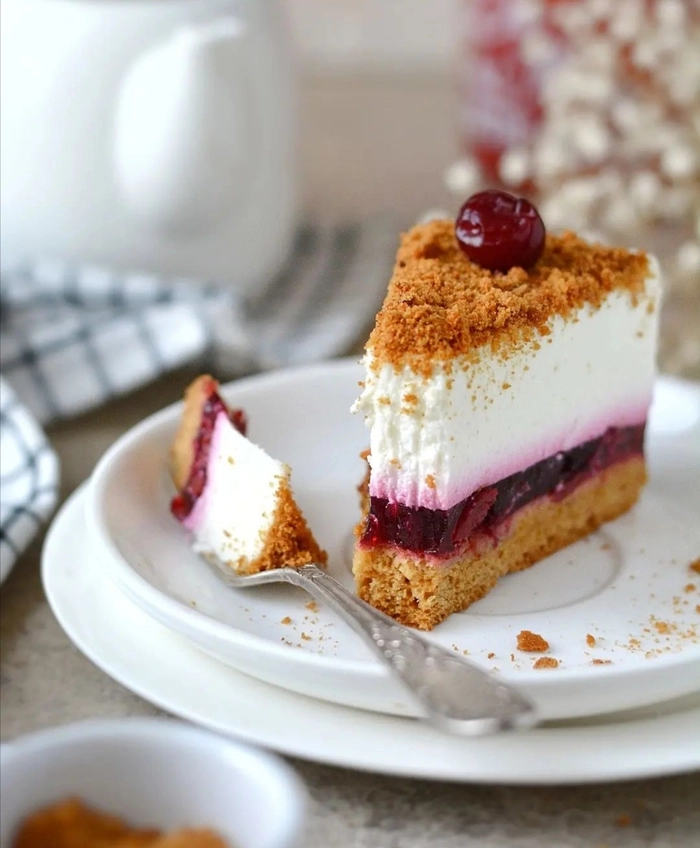 o felie de tort si o furculita pe o farfurie