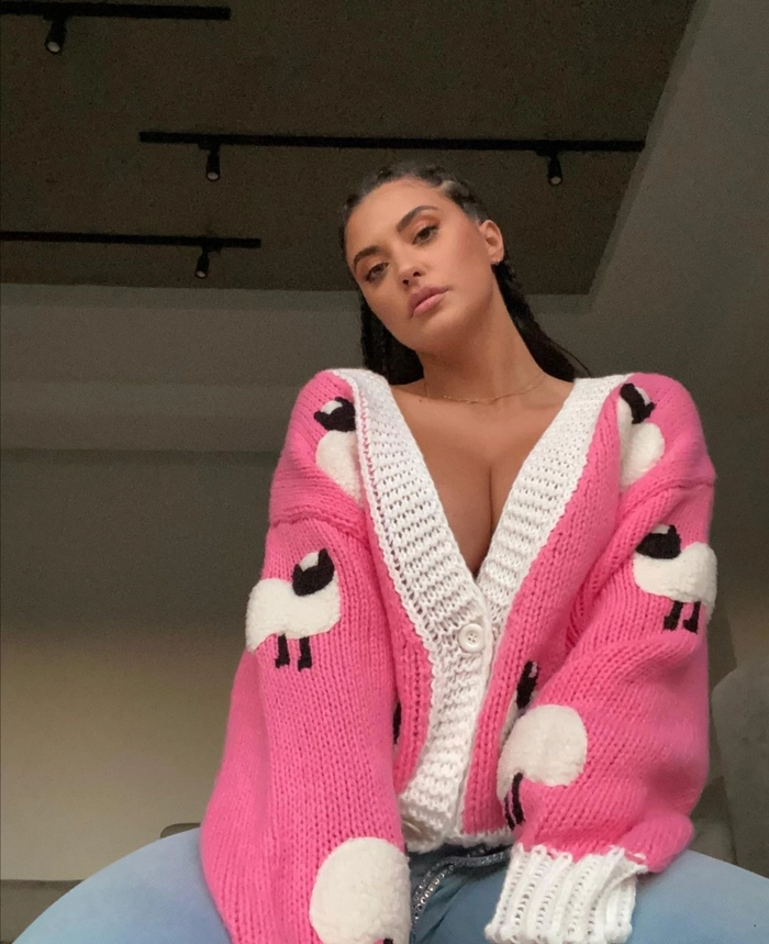 antonia intr-o bluza decoltata