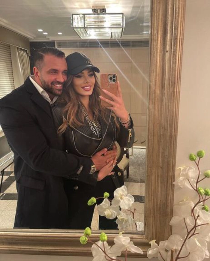 selfi in oglinda alex bodi si daria radionova imbratisati