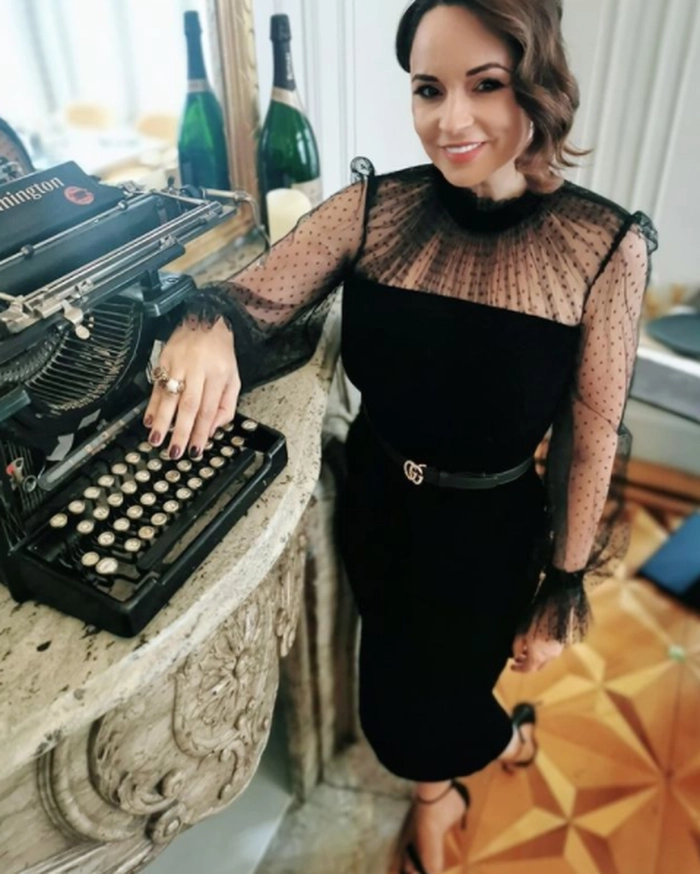 andreea marin îmbrăcată cu o rochie neagră
