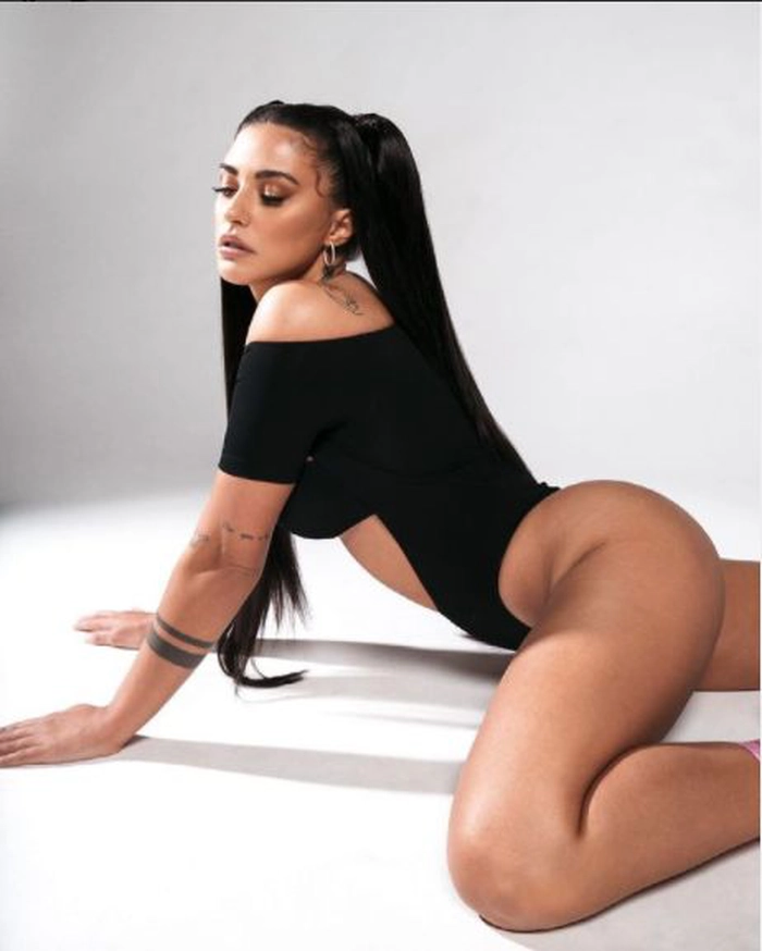 antonia intr-un body negru la o sedinta foto