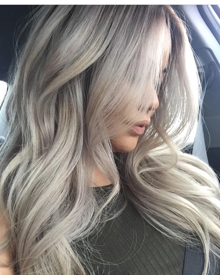 parul blond cenusiu al unei femei