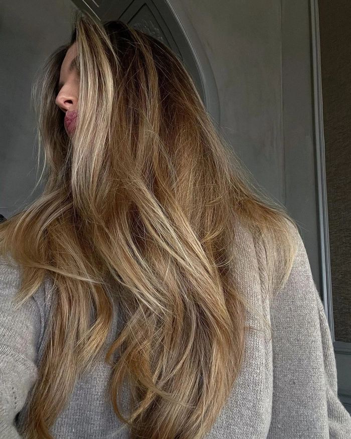 femeie cu suvite pe par brunet