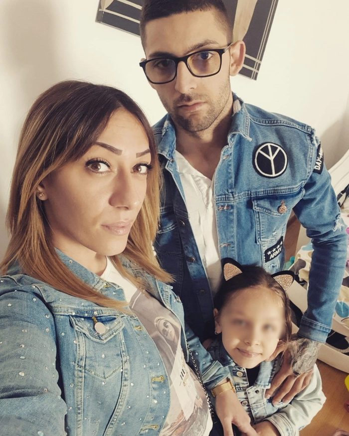 o poză cu Mihaela și familia ei