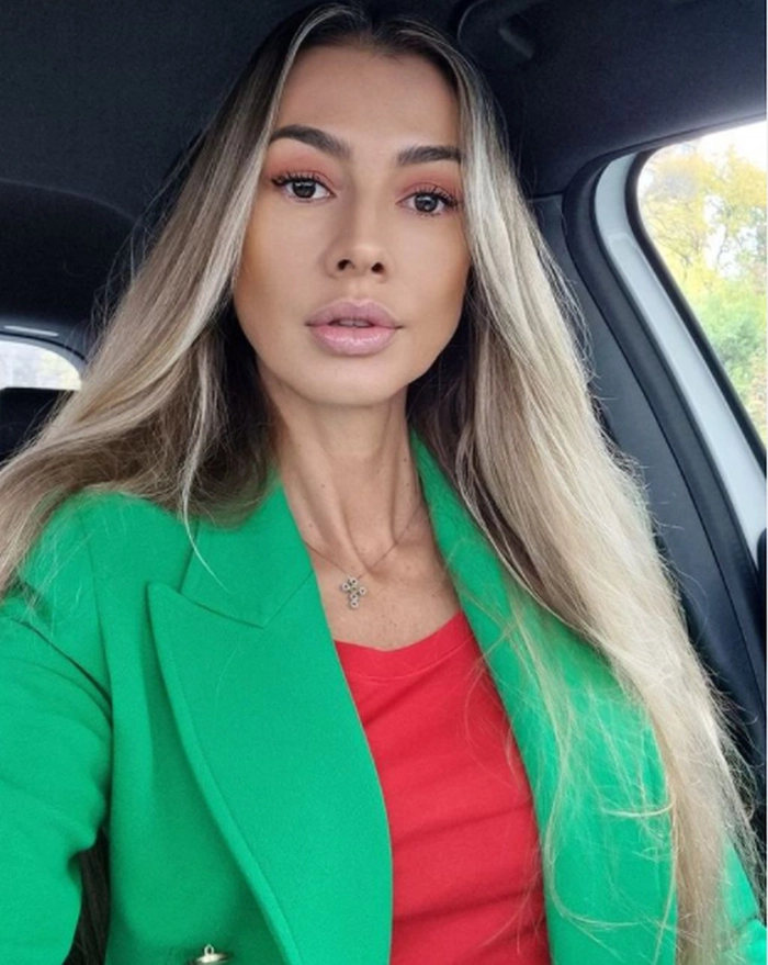 selfie claudia neghina in masina