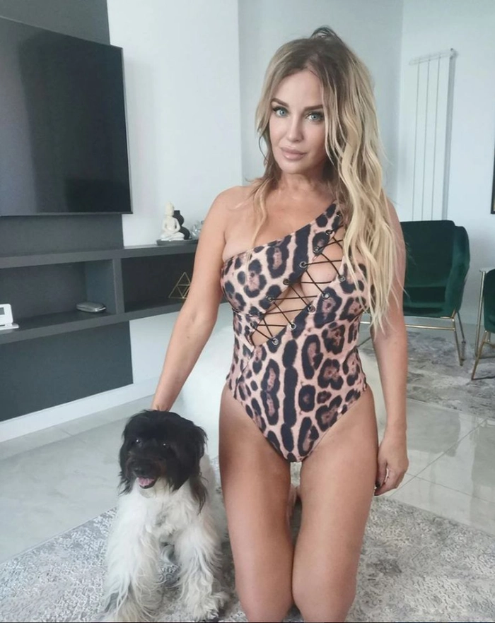 Tania Budi in costum de baie