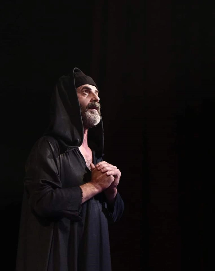 regizorul ucrainean Konstantin Grosman jucand intr-o piesa de teatru
