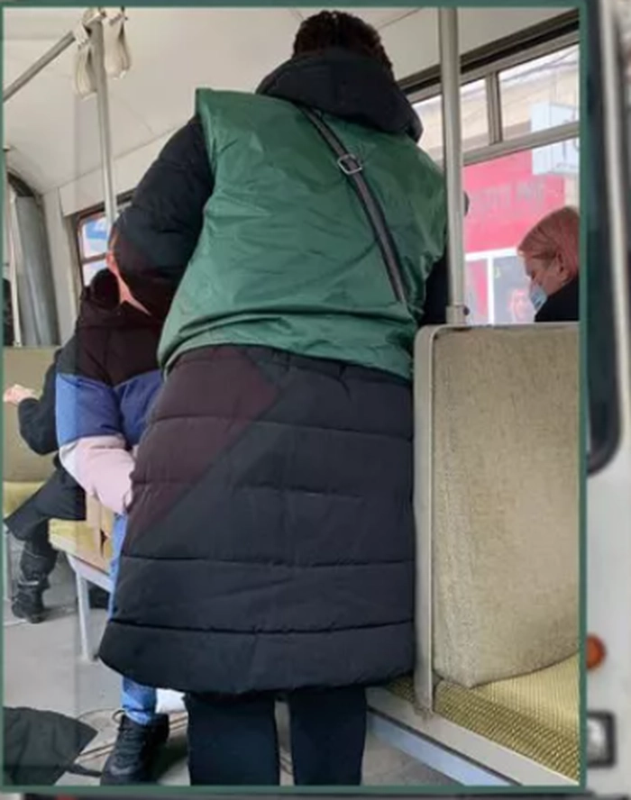 un controlor CTP cu spatele in tramvai