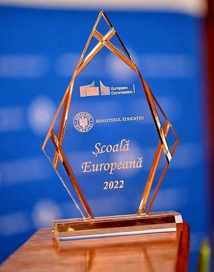 Trofeu auriu cu inscriptia “Scoala Europeana”