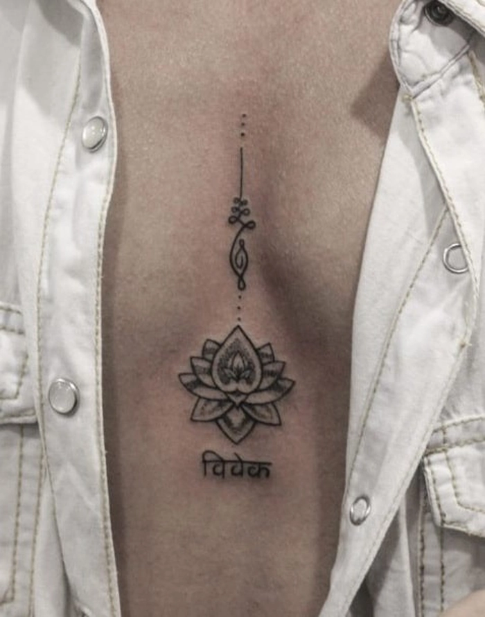 tatuaj făcut între sâni