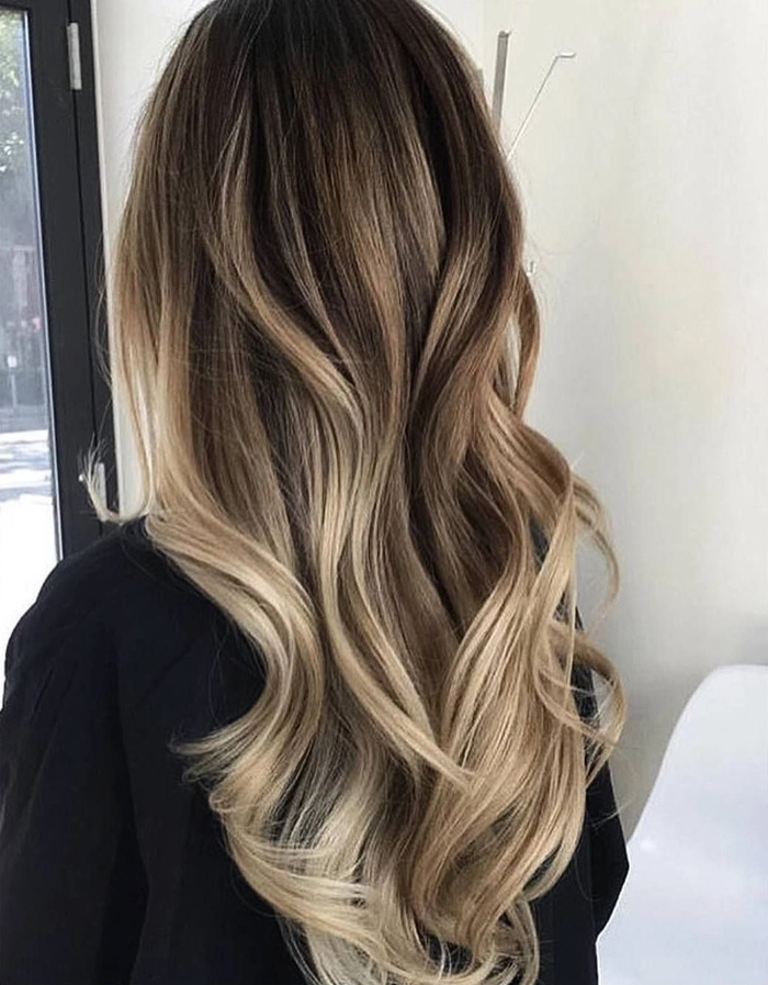 femeie cu suvite pe par brunet