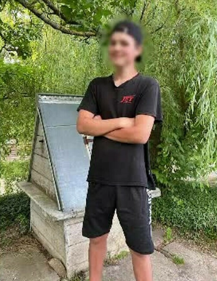o imagine cu adolescentul care a slabit 54 de kilograme
