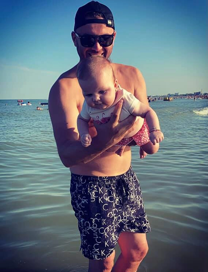 alexandru nedelcu si fiica lui la mare