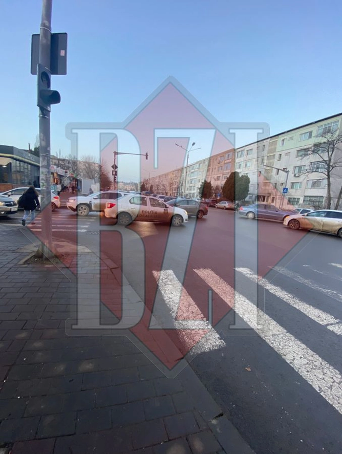Oameni care traverseaza printre masini fiindca traficul este infernal