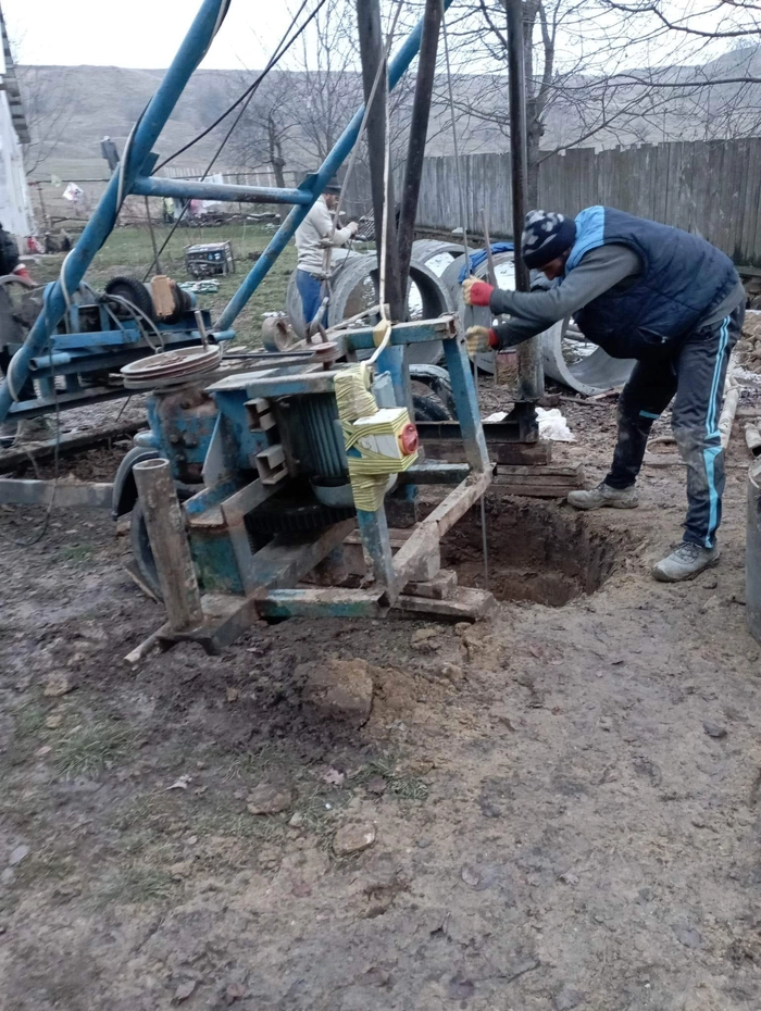 o poză cu niște oameni care fac o fântână