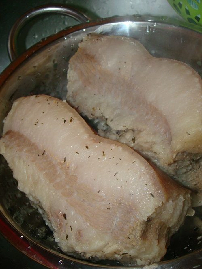 bucati de slanina in saramura