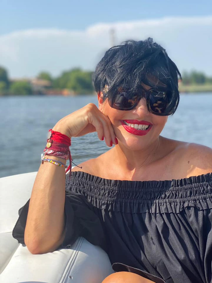 chef patrizia zambind intr-o barca pe un lac