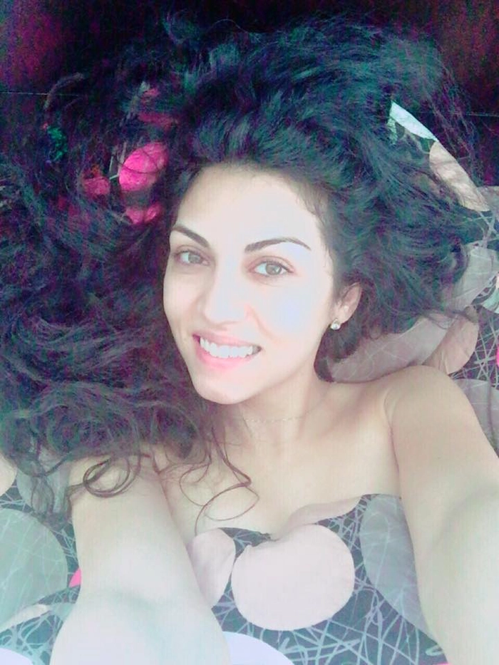 selfie doinita oancea nud in pat acoperita cu o plapuma