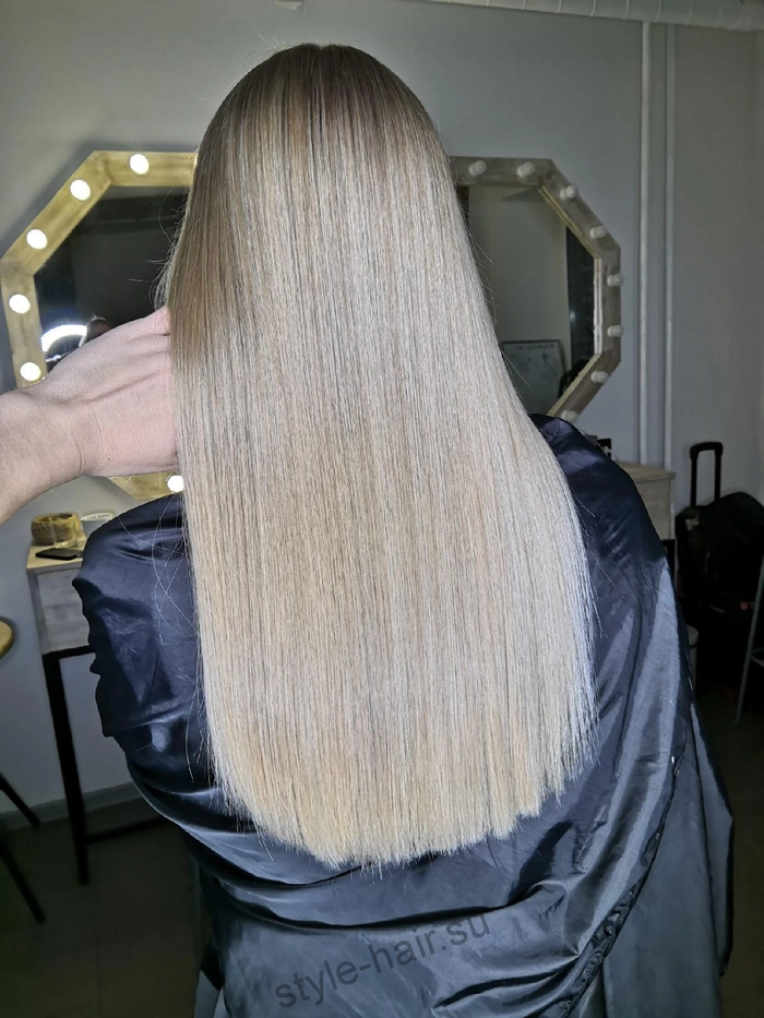 parul blond decolorat a unei femei