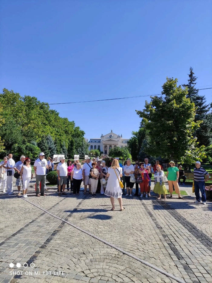  Irina Tacu si un grup de turisti