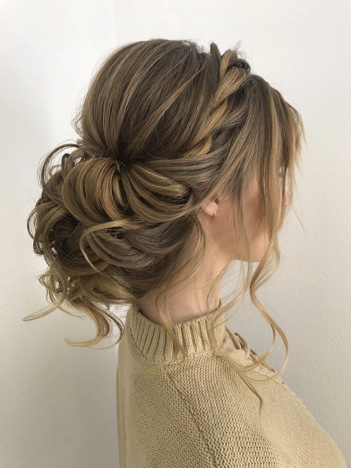 femeie cu par lung coafata