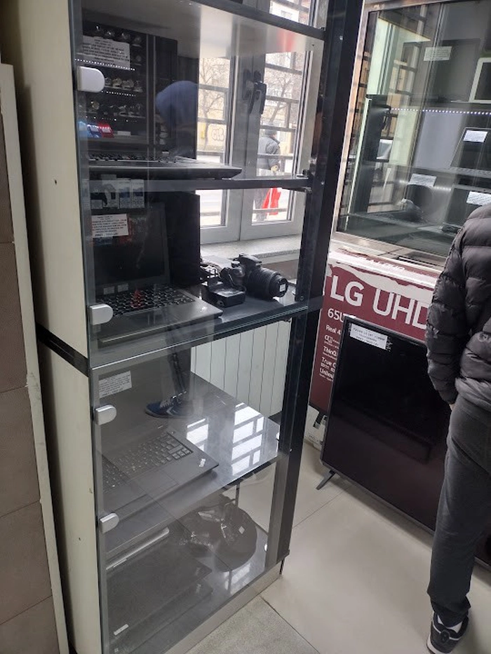  vitrina unui amanet cu mai multe electronice