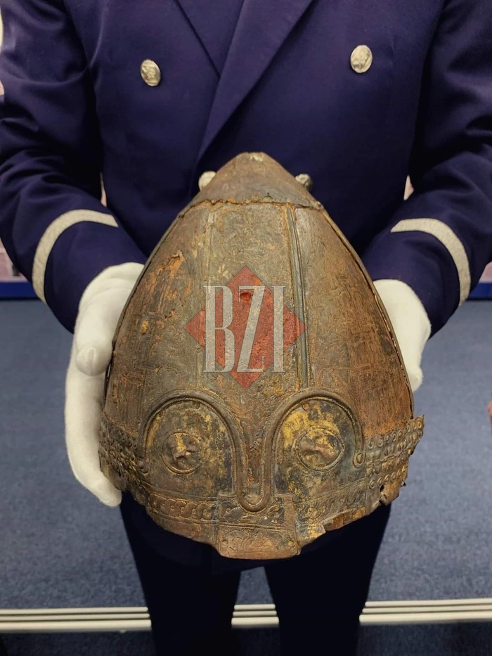 un coif viking in  mainile unei persoane