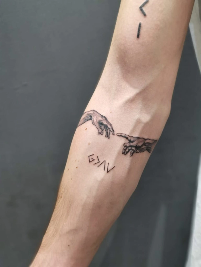 tatuaj pe brațul unui bărbat