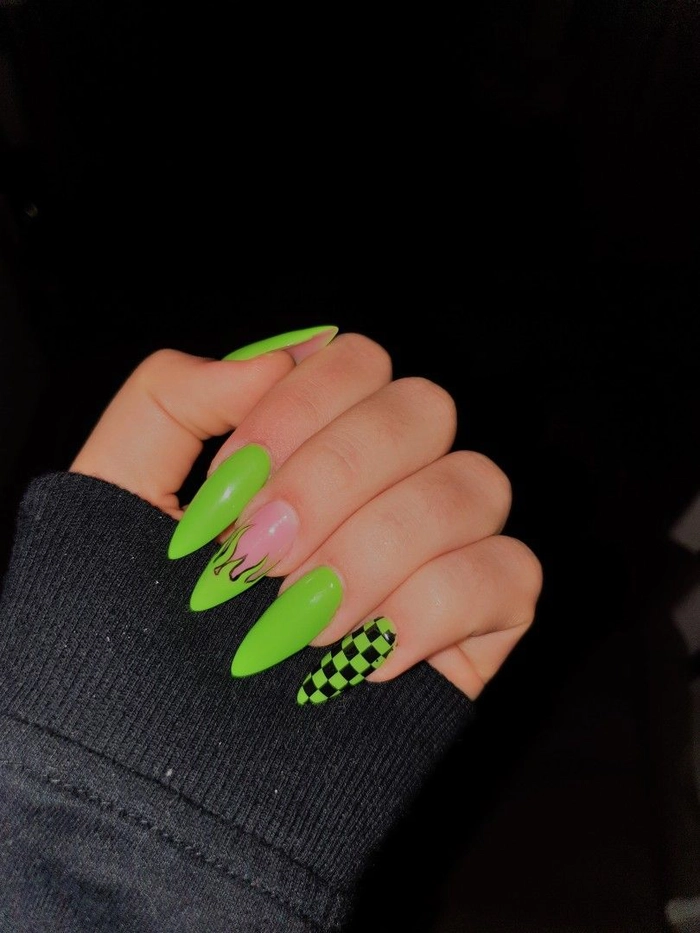 persoana cu unghiile de culoare verde neon