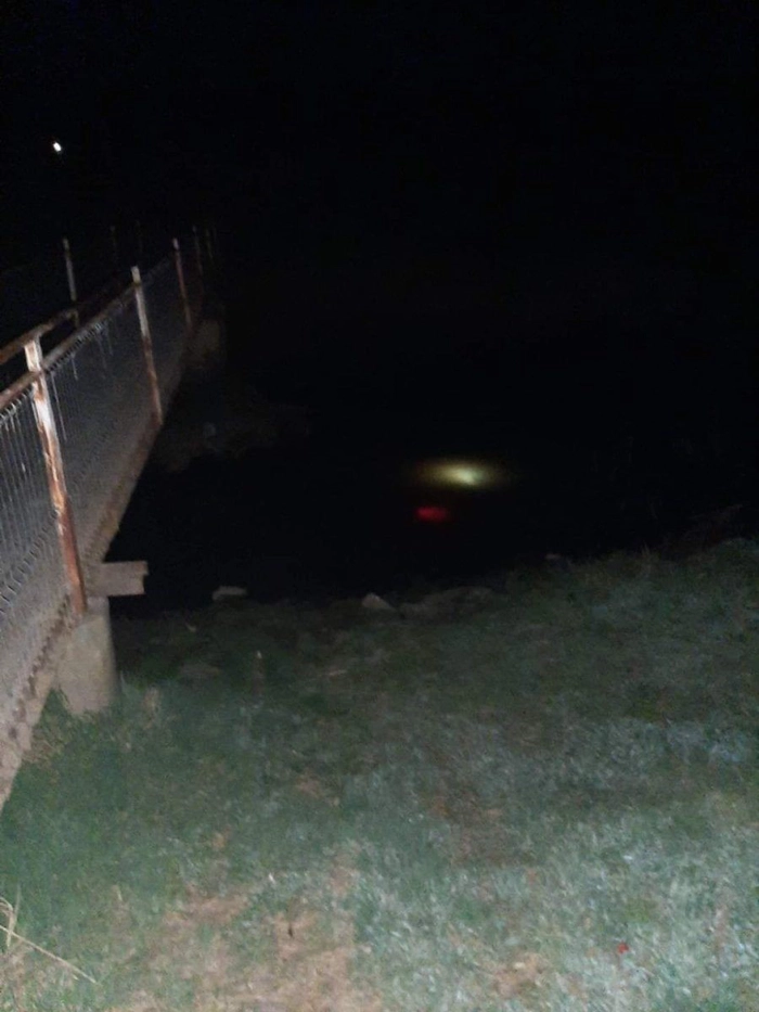 malul lacului ciric, luminile unei trotinete sub apa