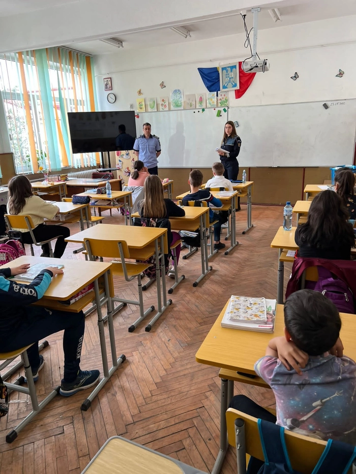 politisti in fata unei sali de clasa