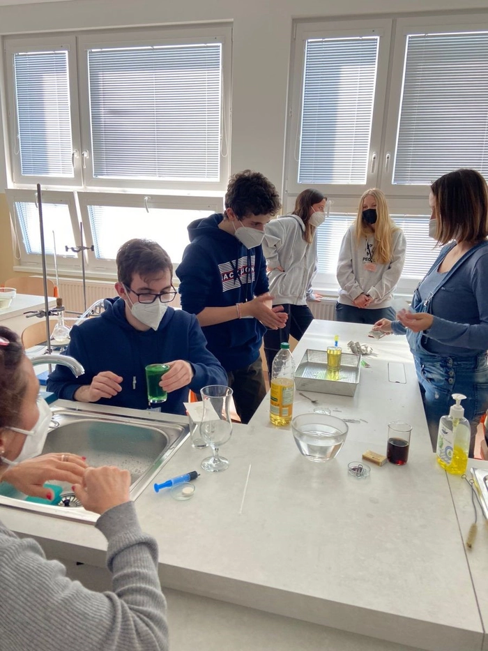 niste elevi facand experimente chimice