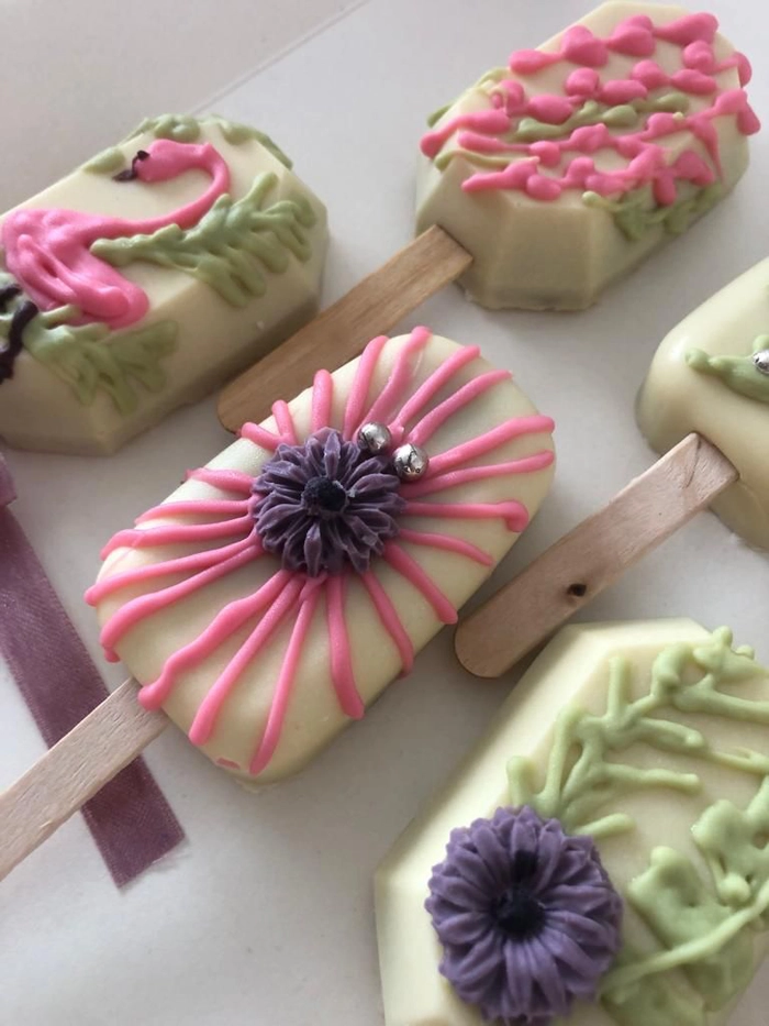 cakesicles pe fundal alb