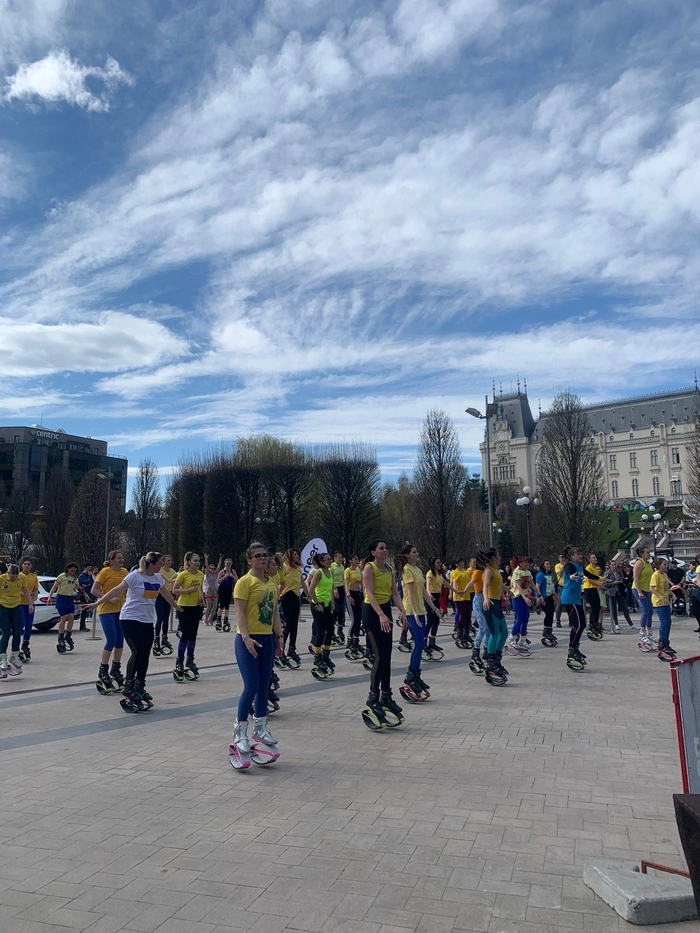  mai multe persoane in ghete de kangoo jumps